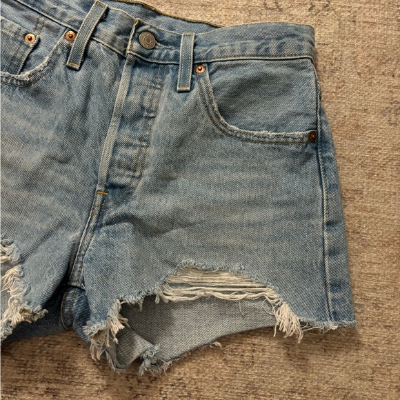 Levi’s 2in inseam denim ripped shorts (worn once) - Picture 3 of 4